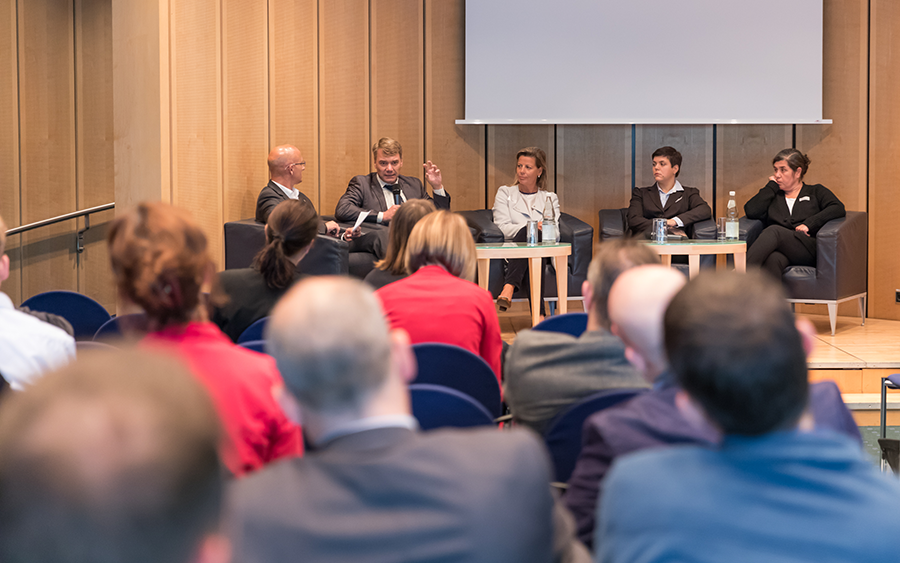 Podiumsdiskussion mit (vrnl): Dr. med. Güllü Cataldegirmen, Dr. med. Zinem Miriam Nouns, Felicitas Janßen, Prof. Dr.-Ing. Marc Kraft, Stefan Kürbis