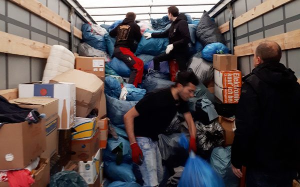 Alle zusammen beim Verladen der Spenden