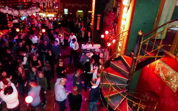 Ausgelassene Stimmung im Ballhaus Berlin